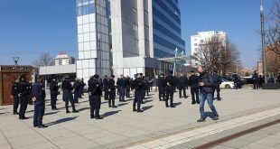 Pjesëtarët e Shërbimit Korrektues protestojnë para Qeverisë, për mos realizimin e premtimit nga sindikata