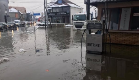 Rëndohet situata me vërshimet në disa vende të Kosovës pas ​reshjeve të orëve të fundit