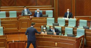 Deputeti i PDK-së, Uran Ismaili i dorëzon ministrit Arben Vitia ligjin për rregullimin e çmimit të barnave