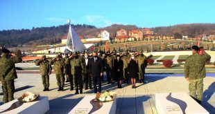 Ministri i Mbrojtjes, Anton Quni dhe komandanti i FSK-së, gjenerallejtënant Rrahman Rama bëjnë nderime në Prekaz