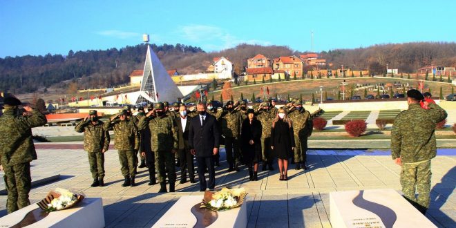 Ministri i Mbrojtjes, Anton Quni dhe komandanti i FSK-së, gjenerallejtënant Rrahman Rama bëjnë nderime në Prekaz