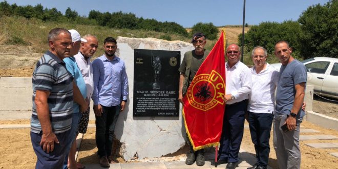 Smajl Latifi, me bashkëpunëtorë e veteranë të UÇK-së, zbuloi lapidarin e eprorit të UÇK-TMK-së major, Skënder Gashi