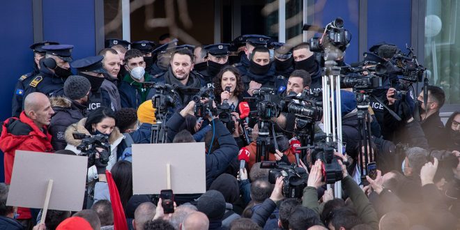 KMDLNJ: Në protestën e organizuar nga PSD-ja për të kundërshtuar rritjen e çmimit të energjisë elektrike morën pjesë mbi 3000 qytetarë