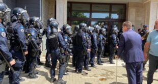 Policia e Kosovës ka bërë me dije se nuk ka përdorur gaz lotsjellës kundër veteranëve të UÇK-së, të cilët kanë protestuar para Kuvendit