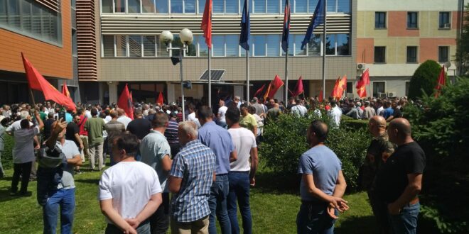 Një numër i veteranëve ka arritur të hyjë në oborrin e Kuvendit të Kosovës. Pjesë e kësaj proteste është edhe kryetari i PSD-së, Dardan Molliqaj