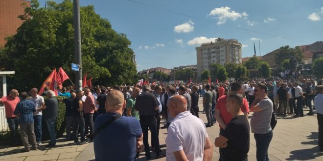 Përfaqësuesi i Organizatës së Veteranëve të Luftës së UÇK-së, Faton Klinaku, i ka bërë thirrje Policisë së Kosovës që të ndërmarrin masa pasi sipas tij, nga dritaret e Kuvendit po provokohen. “I drejtohemi Policisë së Kosovës që të ndërmarr masa sepse nga dritaret e Kuvendit janë duke provokuar me gishta”, është shprehur Klinaku. Ai tutje tha se në bazë të informatave që kanë, pushteti do ta provokojë situatën, teksa i bëri thirrje pjesëmarrësve që të mos kenë probleme me policinë. Ndërkohë është bërë e ditur se Kryetari i grupit parlamentar i PDK-së, Abelard Tahiri, e ka hequr mikrofonin e foltores së Kuvendit të Kosovës, ndërkaq deputetët e kësaj partie janë mbledhur para foltores dhe po pamundësojnë mbajtjen e seancës. Pas këtij intervenimi kryetari i Kuvendit, Glauk Konjufca, e ka ndërprerë seancën, duke i thirrur për konsultim në zyrën e vet shefat e grupeve parlamentare.