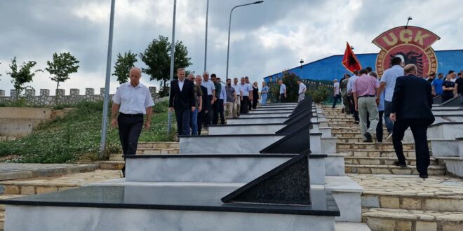 Elmi Reçica dhe disa deputetë të tjerë bënë homazhe në Ditë-rënien e Dëshmorëve të Brigadës 162 “Agim Bajrami”