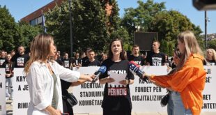 Në Ditën Ndërkombëtare të Rinisë, Rinia Demokratike e Kosovës ka protestuar para Qeverisë