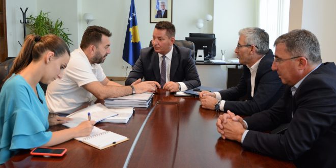 Ministri, Pal Lekaj nënshkroi kontratën për “Hartimin e projektit zbatues në ndërtimin e autostradës: Burim, Pejë, Deçan