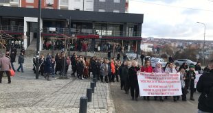 Sot në Skenderaj është protestuar kundër dhunës e vrasjes së grave, duke dënuar vrasjen e Lirie Qerimajt, nga bashkëshorti i saj