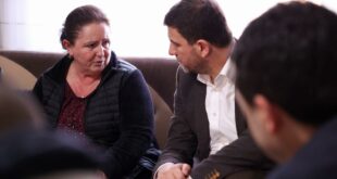 Kryetari i Partisë Demokratike të Kosovës, Memli Krasniqi, ka vizituar familjen Prendi të dhjetë martirëve, në Gjakovë