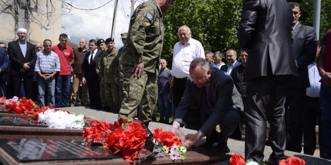 Sot në Deçan janë nderuar dëshmorit të kombit Enver Dobraj dhe Jetmir Mazrekaj