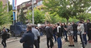 Policia ka hedhur gaz lotsjellës për t’i shpërndarë qytetarët, pasi KFOR-i i lëshoi ata të tuboheshin para ndërtesës së komunës në Zveçan