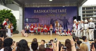 Mbahet koncert madhështorë në qendër të Deçanit, me moton “Mirë se vini bashkatdhetarë”