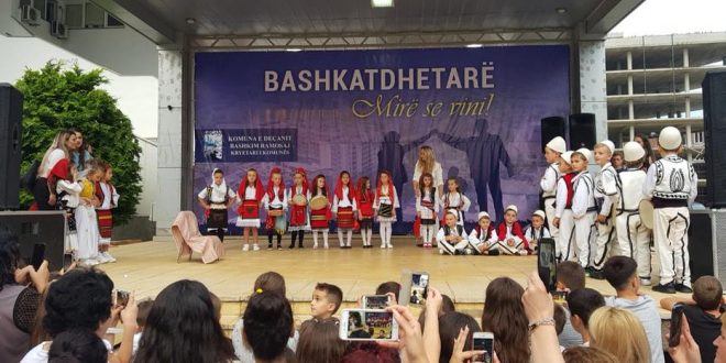 Mbahet koncert madhështorë në qendër të Deçanit, me moton “Mirë se vini bashkatdhetarë”