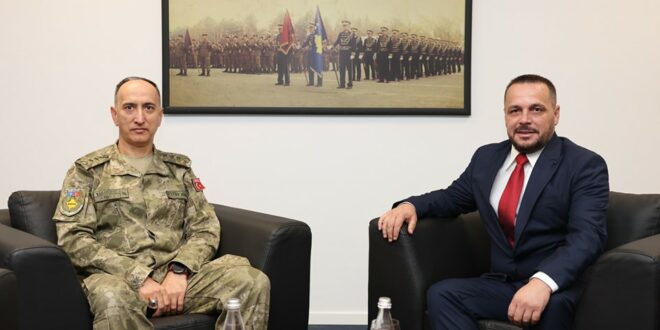 Ministri i Mbrojtjes së Kosovës, Ejup Maqedonci ka biseduar me komandantin e Kontingjentit Turk, kolonel, Sabri Gokhan Karamursel