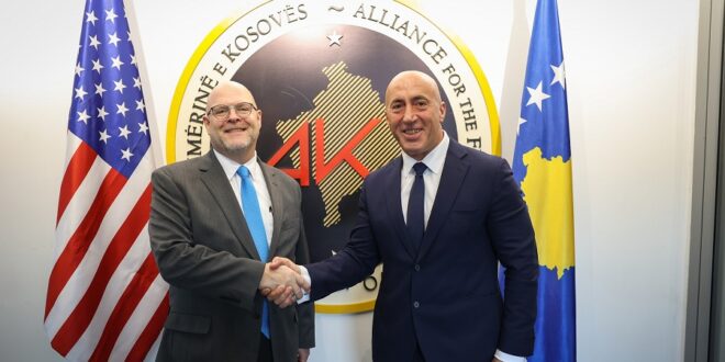 Kryetari i AAK-së, Ramush Haradinaj, ka pritur në takim ambasadorin amerikan në Kosovë, Jeffrey Hovenier. Ai ka thënë se në takim ka konfirmuar qëndrimin e AAK-së në përkrahje të planit franko-gjerman, pasi plani duhet t’i mundësojë Kosovës rrugën e njohjes nga Serbia, anëtarësimin në NATO, gjithashtu edhe në organizatat ndërkombëtare. Haradinaj e ka falënderuar personalisht ambasadorin Hovenier për angazhimin e tij dhe të Shteteve të Bashkuara të Ameikës për mbështetjen e vazhdueshme ndaj Kosovës. E konfirmova qëndrimin e Aleancës në mbështetje të Planit Franko-Gjerman duke theksuar se ky plan duhet që Kosovës t’i mundësojë rrugën e njohjes nga Serbia, anëtarësimin në NATO dhe organizatat tjera ndërkombëtare”, ka shkruar Haradinaj.