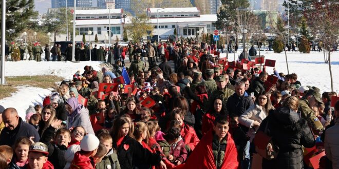 Kazerma “Adem Jashari”, në Prishtinë, ishte e stërmbushur me vizitorë, të cilët takuan pjesëtarë të FSK-së dhe panë pajisjet e tyre