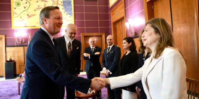 Sekretari i Jashtëm i Britanisë së Madhe, David Cameron, ka qëndruar për një vizitë zyrtare në Shqipëri