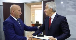 Ramush Haradinaj, i ndau medaljen, “Me Besim në Zot, Atdhe e Shtet”, ish-kryeministrit të Anglisë, Tony Blair