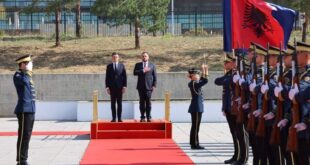 Ministri i Mbrojtjes, Ejup Maqedonci, ka pritur me ceremoni të lartë ushtarake ministrin e ri të Mbrojtjes së Shqipërisë, Pirro Vengu