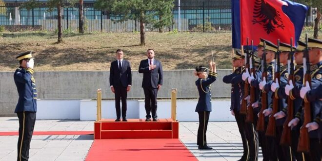 Ministri i Mbrojtjes, Ejup Maqedonci, ka pritur me ceremoni të lartë ushtarake ministrin e ri të Mbrojtjes së Shqipërisë, Pirro Vengu