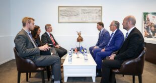 Ambasadori, Jonathan Hargreaves, bisedoi me kryetarin e PDK-së Memli Krasniqi dhe kandidatin për kryeministër, Bedri Hamza