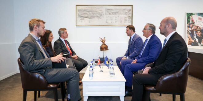 Ambasadori, Jonathan Hargreaves, bisedoi me kryetarin e PDK-së Memli Krasniqi dhe kandidatin për kryeministër, Bedri Hamza