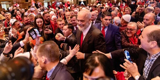 Kryeministri i Shqipërisë, Edi Rama ka zhvilluar një takim me shqiptarët në New York, në kuadër të takimeve në diasporë