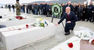 Ramush Haradinaj nderon dëshmorët e Kosovës me homazhe në Kompleksin Memorial “Adem Jashari” për 17-vjetorin e Pavarësisë