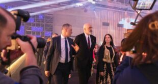 Edi Rama: Mbështetje financiare për 50 mësues shqiptarë në Greqi