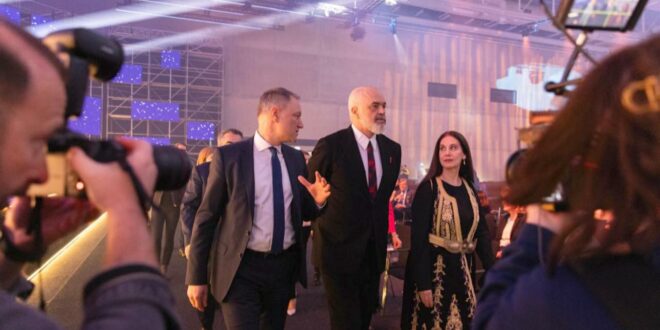 Edi Rama: Mbështetje financiare për 50 mësues shqiptarë në Greqi