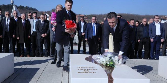 Kryetari i komunës së Skenderajt, Bekim Jashari, e ka kujtuar babain e tij, Hamëz Jashari në ditëlindjen e 69-të të tij