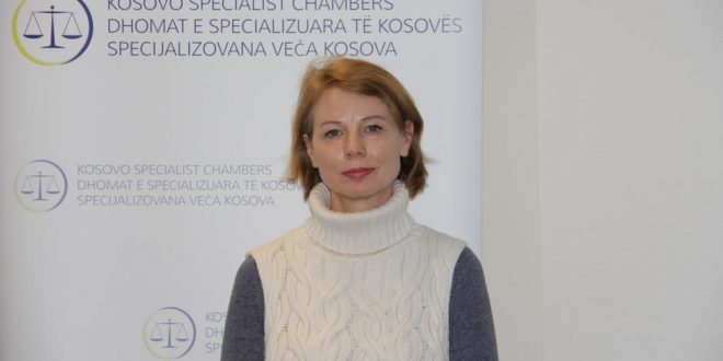 Zëdhënësja e Gjykatës Speciale, Angela Griep, nuk e di se a do të lirohet Kadri Veseli, për të marrë pjesë në varrimin e nënës së tij