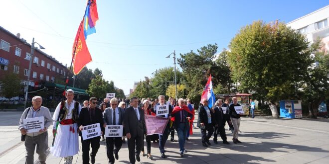 U mbajt protesta me moton: Stop padrejtësisë të shtetit serb që po zhvillon kundër qytetarëve shqiptarë që jetojnë në Kosovën Lindore