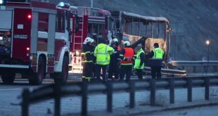 Autobusit, në Bullgari ka plasur goma e përparme, ka qenë në shpejtësi të madhe e më pas është përplasur në parmakë