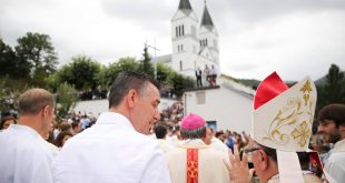 Kadri Veseli i viziton besimtarët katolikë në Viti me rastin e manifestimit të përvitshëm kushtuar “Zojës së Madhe”