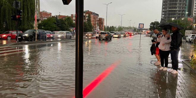 Reshjet e dendura të shiut shkaktijnë probleme në zhvillimin e trafikut në Prishtinë