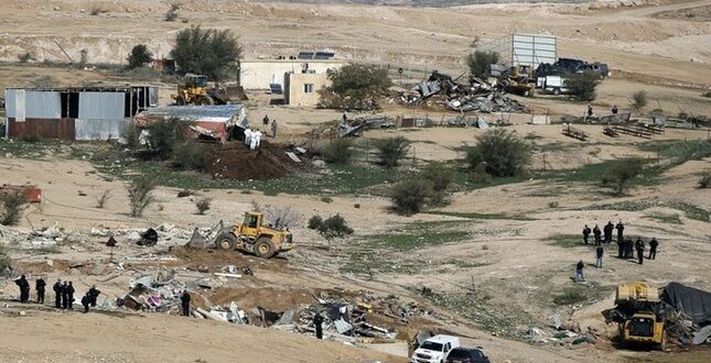 Forcat kolonizatore izraelite lanë pa shtëpi qindra fshatarë palestinezë, duke e shembur fshatin Al-Arakib, qe 216 herë deri tani