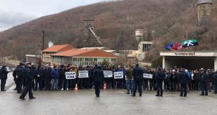 Kurti e Osmani priten me protesta në minierën e Trepçës ku pritet të mbahet manifestimi për 31-vjetorin e grevës së minatorëve