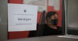 Punëtorët e Administratës Tatimore të Kosovës në grevë, ultimatum qeverisë për t'i shqyrtuar kërkesat e tyre