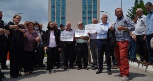 Ish-punëtorët e gazetës “Rilindja”, kanë protestuar gjatë ditës se sotme para objektit të tyre të dikurshëm