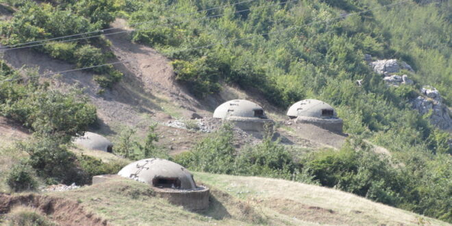 Shqipëria ishte e njohur për bunkerë dhe strehimore, madje edhe të tilla për mbrojtje kundër armëve bërthamore