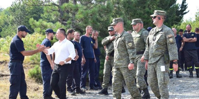 Ministri i Mbrojtjes, Armend Mehaj, viziton ushtarët dhe zjarrëfikësit që po ndihmojnë në fikjen e zjarrëve në veri të Shqipërisë