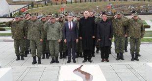 Një delegacion nga MFSK-ja bënë homazhe tek varri i komandantit legjendar të UÇK-së, Adem Jashari