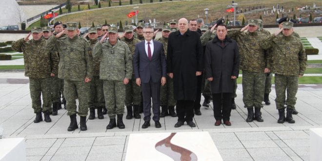 Një delegacion nga MFSK-ja bënë homazhe tek varri i komandantit legjendar të UÇK-së, Adem Jashari