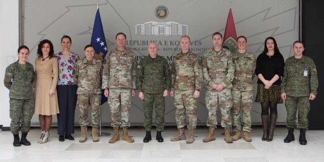 Gjeneral Bashkim Jashari e dekoroi me medalje majorin amerikan, Timothy J. Halbur