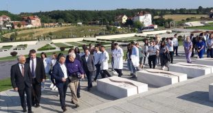 Mjekë nga Amerika bënë vizitë dhe homazhe në Kompleksin Memorial “Adem Jashari” në Prekaz