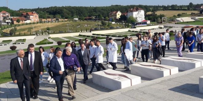 Mjekë nga Amerika bënë vizitë dhe homazhe në Kompleksin Memorial “Adem Jashari” në Prekaz