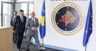 Kryetari i AAK-së, Ramush Haradinaj, priti në takim emisarin e Bashkimit Evropian për dialogun Kosovë-Serbi, Miroslav Lajçak